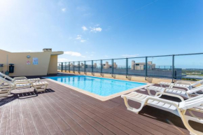 Elegant 2 BDR Flat W/ Rooftop Pool by LovelyStay